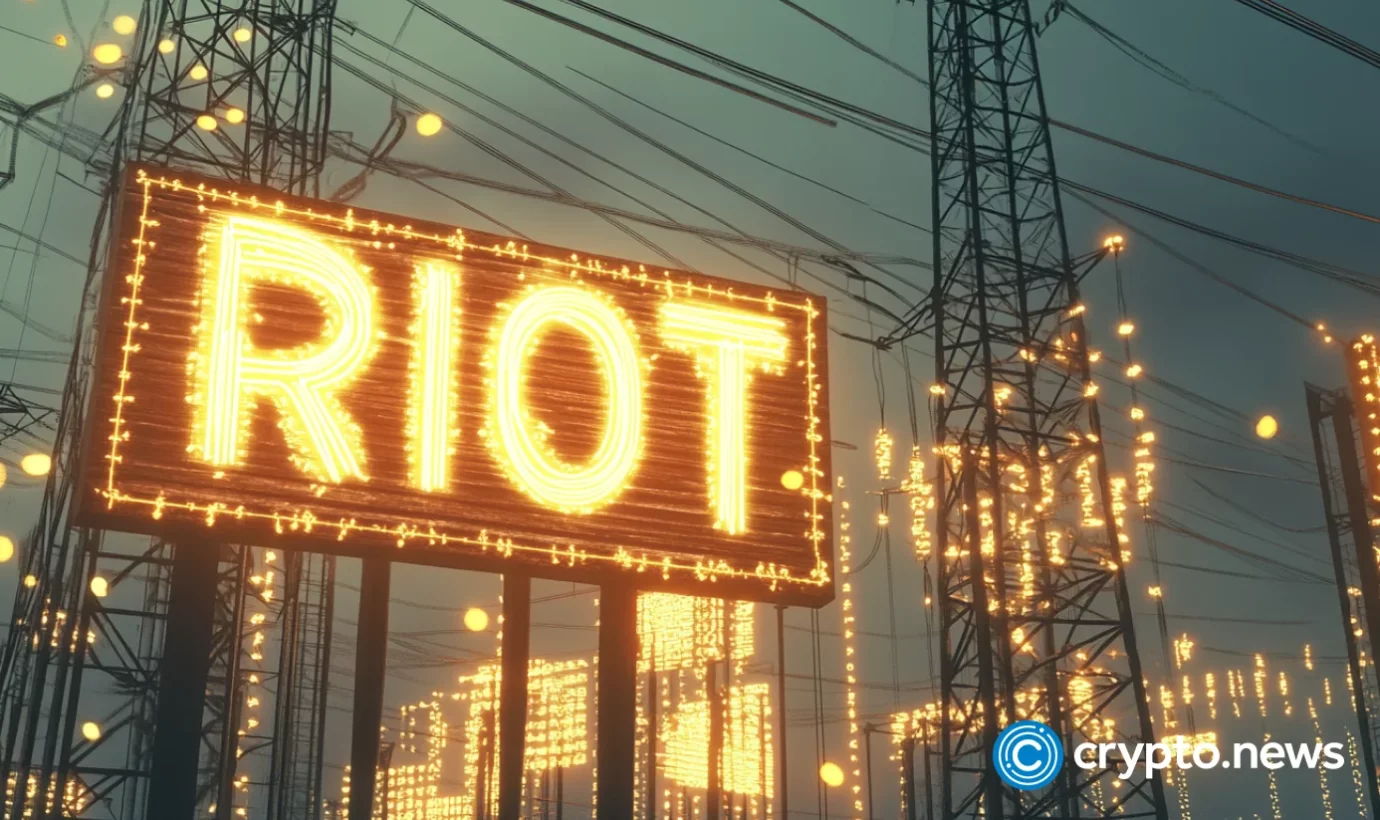 Riot stock rises ahead of earnings as a risky pattern emerges - 1